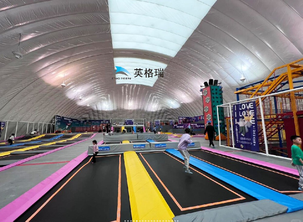 搭建一個氣膜蹦床館，為孩子們營造一個游樂天堂